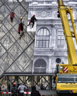 JR-louvre-museum-installation-paris-designboom-04 - עותק