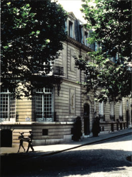 D-Fac╠ºade-du-5-avenue-Marceau-Paris-┬⌐-Sacha-262x350