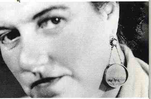 פגי גונהיים עונדת עגיל עם ציור מינאטורה עי איב טנגי, 1949, א.פ